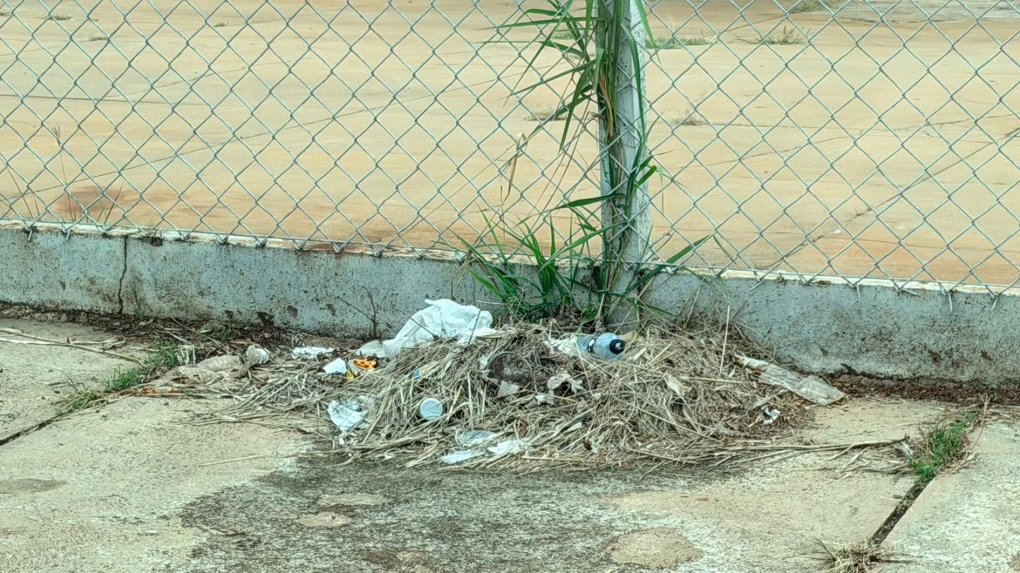 🌿 CALÇADAS SUJAS NO CENTRO GERAM RECLAMAÇÃO DE MORADORES NA VÉSPERA DO CARNAVAL