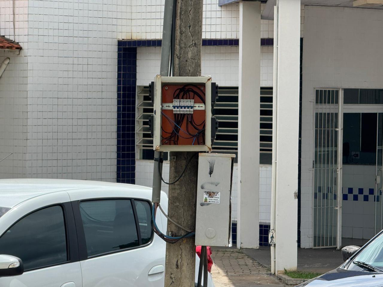 Moradores que circulam pelo calçadão em frente à Prefeitura têm demonstrado preocupação com a presença de diversos postes de energia sem proteção adequada, o que, segundo relatos, estaria colocando a população em risco.