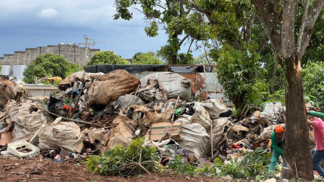 Prefeitura desativa depósito irregular de recicláveis e remove mais de 50 caminhões de resíduos