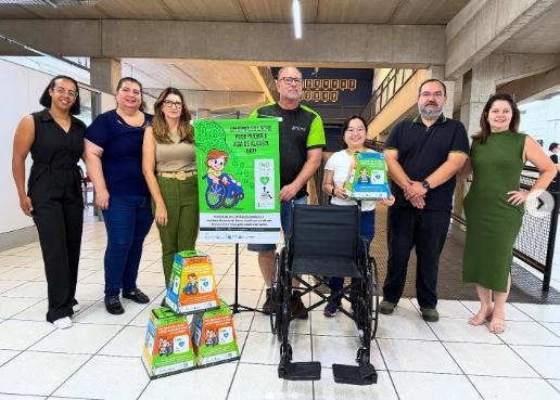 Campanha Lacre Legal garante nova cadeira de rodas para alunos da rede municipal