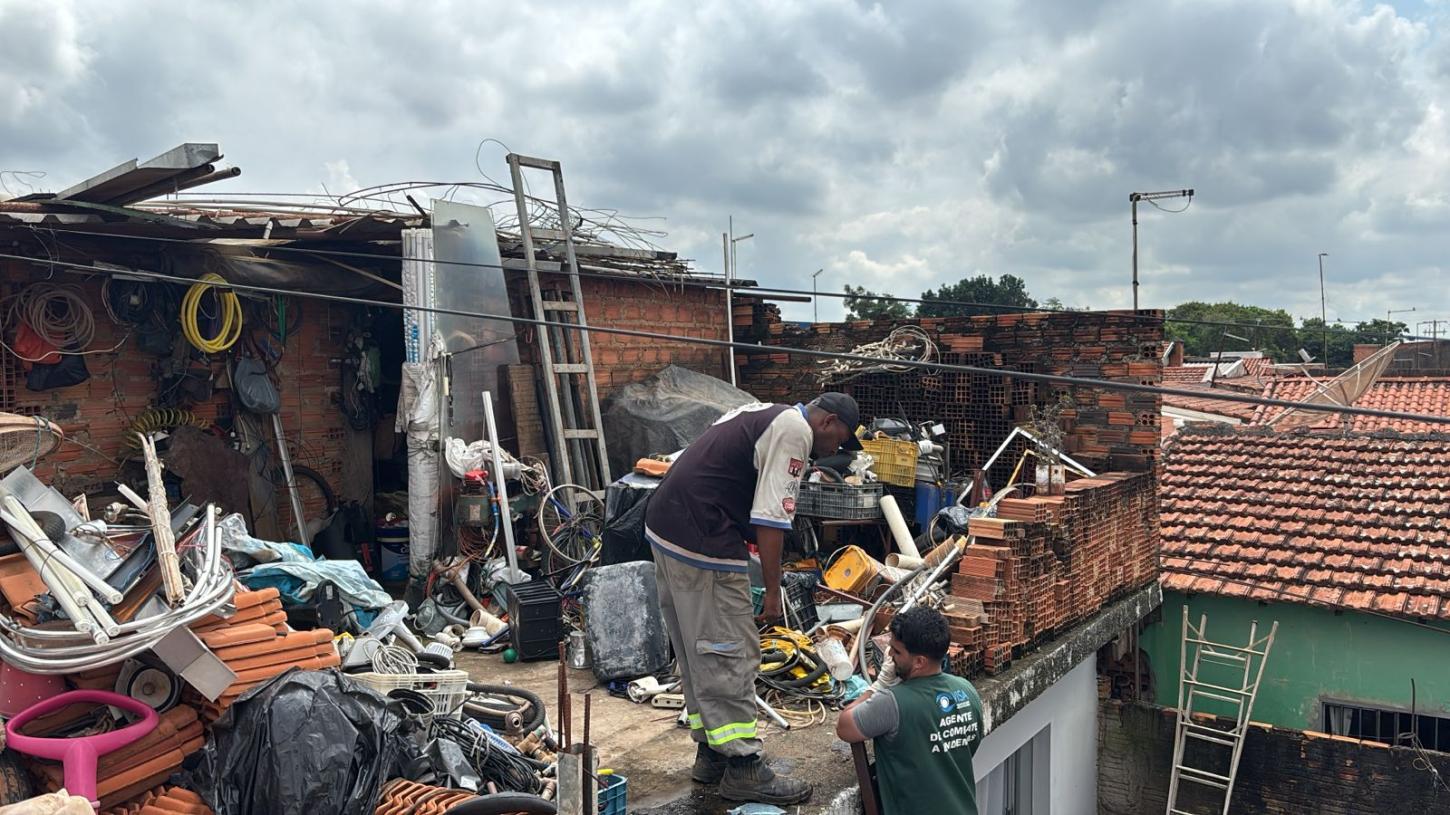 Prefeitura intervém em casa com toneladas de entulho e aplica multa em morador