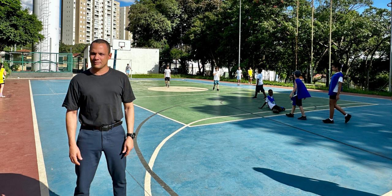Everton Ferreira visita Emeief Major José Levy Sobrinho e solicita cobertura da quadra