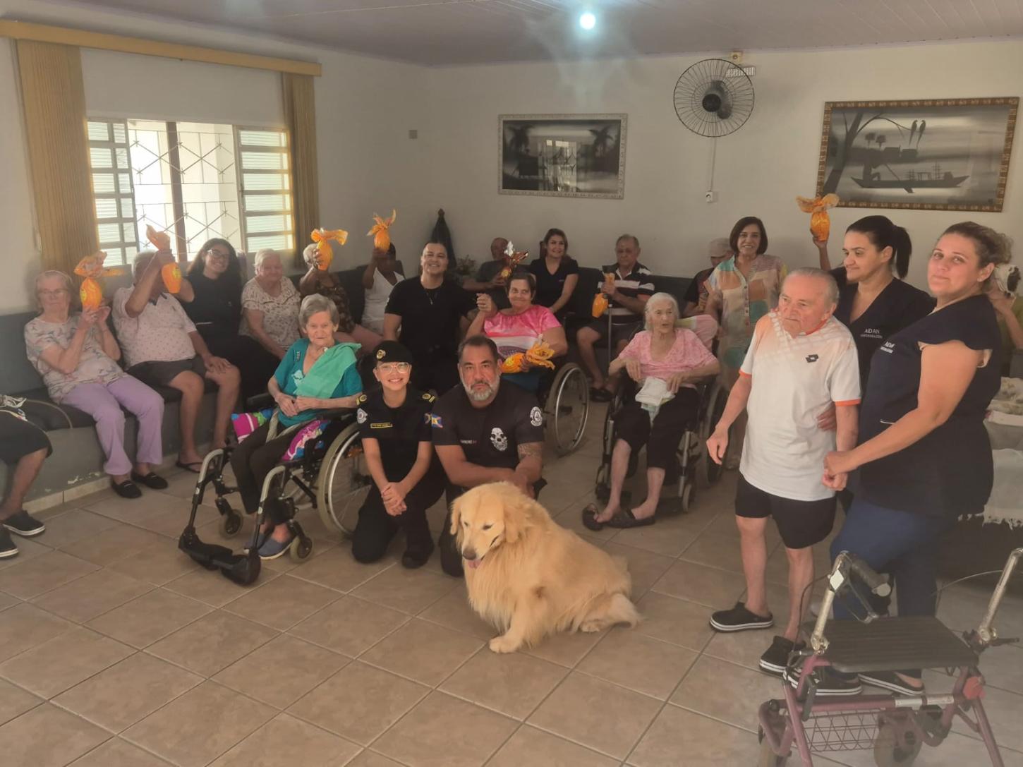 Prefeitura leva carinho e chocolate a idosos atendidos pela Aidan em ação especial de Páscoa