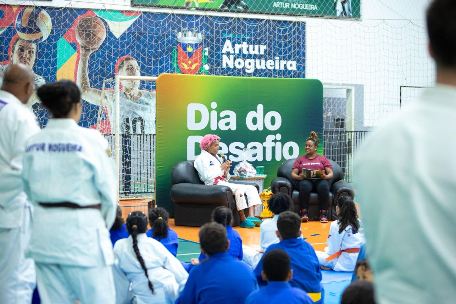 Artur Nogueira vive noite histórica com visita da campeã olímpica Rafaela Silva