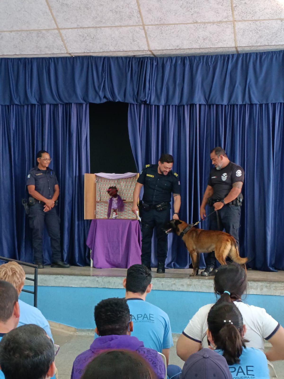 GCM realiza ação educativa na APAE durante encerramento da campanha Agosto Lilás